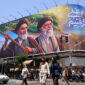 Baliho bergambar mantan Pemimpin Tertinggi Iran, Ayatollah Ruhollah Khomeini (kiri) dan yang baru saja meninggal Ayatollah Ali Khamenei (kanan) dipasang di Teheran, Iran, 8 Juni 2026.(AFP/ATTA KENARE)
