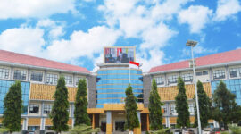 Dua mahasiswa Universitas Negeri Padang (UNP) dilaporkan mengalami luka-luka akibat diduga terkena peluru nyasar di kawasan depan Rektorat UNP, Padang, Sumatera Barat, Selasa (2/6/2026).(Rahmat Panji (Kompas.com))