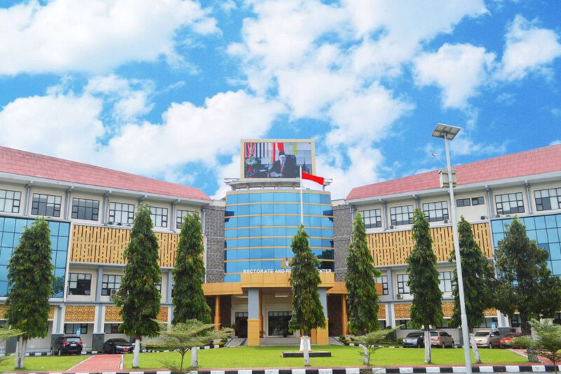 Dua mahasiswa Universitas Negeri Padang (UNP) dilaporkan mengalami luka-luka akibat diduga terkena peluru nyasar di kawasan depan Rektorat UNP, Padang, Sumatera Barat, Selasa (2/6/2026).(Rahmat Panji (Kompas.com))
