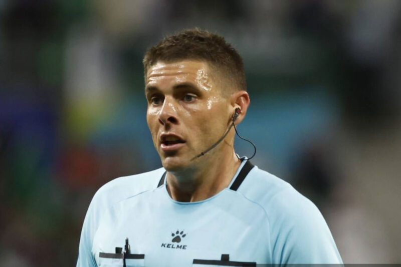 Wasit Australia Shaun Evans memberi isyarat dalam pertandingan sepak bola Grup F Piala Asia AFC Qatar 2023 antara Arab Saudi vs Oman di Stadion Internasional Khalifa di Doha pada 16 Januari 2024. (Foto oleh KARIM JAAFAR / AFP)(AFP/KARIM JAAFAR)

