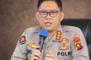 Kabid Humas Polda Jambi, Kombes Pol Erlan Munaji memberikan keterangan. Polda Jambi masih menyelidiki dugaan peretasan Bank Jambi yang menyebabkan kerugian hingga Rp143 miliar. Audit forensik telah selesai dan diharapkan dapat membantu proses penyidikan. 
