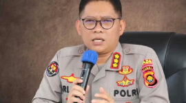 Kabid Humas Polda Jambi, Kombes Pol Erlan Munaji memberikan keterangan. Polda Jambi masih menyelidiki dugaan peretasan Bank Jambi yang menyebabkan kerugian hingga Rp143 miliar. Audit forensik telah selesai dan diharapkan dapat membantu proses penyidikan. 