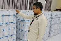 Petugas PPIH Embarkasi Aceh saat melihat paket air zamzam JCH Aceh yang baru tiba di Asrama Haji Embarkasi Aceh, di Banda Aceh, Kamis (14/5/2026). (ANTARA/HO/PPIH Embarkasi Aceh)