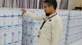 Petugas PPIH Embarkasi Aceh saat melihat paket air zamzam JCH Aceh yang baru tiba di Asrama Haji Embarkasi Aceh, di Banda Aceh, Kamis (14/5/2026). (ANTARA/HO/PPIH Embarkasi Aceh)