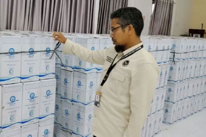 Petugas PPIH Embarkasi Aceh saat melihat paket air zamzam JCH Aceh yang baru tiba di Asrama Haji Embarkasi Aceh, di Banda Aceh, Kamis (14/5/2026). (ANTARA/HO/PPIH Embarkasi Aceh)