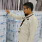 Petugas PPIH Embarkasi Aceh saat melihat paket air zamzam JCH Aceh yang baru tiba di Asrama Haji Embarkasi Aceh, di Banda Aceh, Kamis (14/5/2026). (ANTARA/HO/PPIH Embarkasi Aceh)