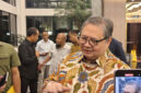Menteri Koordinator Bidang Perekonomian Airlangga Hartarto usai mengadakan rapat dengan OJK di Kantor Kementerian Koordinator Bidang Perekonomian, Selasa (14/7/2026).(KOMPAS.com/ AGUSTINUS RANGGA RESPATI)