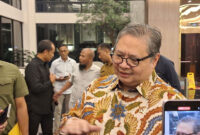 Menteri Koordinator Bidang Perekonomian Airlangga Hartarto usai mengadakan rapat dengan OJK di Kantor Kementerian Koordinator Bidang Perekonomian, Selasa (14/7/2026).(KOMPAS.com/ AGUSTINUS RANGGA RESPATI)