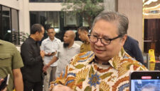 Menteri Koordinator Bidang Perekonomian Airlangga Hartarto usai mengadakan rapat dengan OJK di Kantor Kementerian Koordinator Bidang Perekonomian, Selasa (14/7/2026).(KOMPAS.com/ AGUSTINUS RANGGA RESPATI)