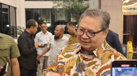 Menteri Koordinator Bidang Perekonomian Airlangga Hartarto usai mengadakan rapat dengan OJK di Kantor Kementerian Koordinator Bidang Perekonomian, Selasa (14/7/2026).(KOMPAS.com/ AGUSTINUS RANGGA RESPATI)