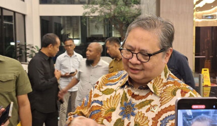 Menteri Koordinator Bidang Perekonomian Airlangga Hartarto usai mengadakan rapat dengan OJK di Kantor Kementerian Koordinator Bidang Perekonomian, Selasa (14/7/2026).(KOMPAS.com/ AGUSTINUS RANGGA RESPATI)