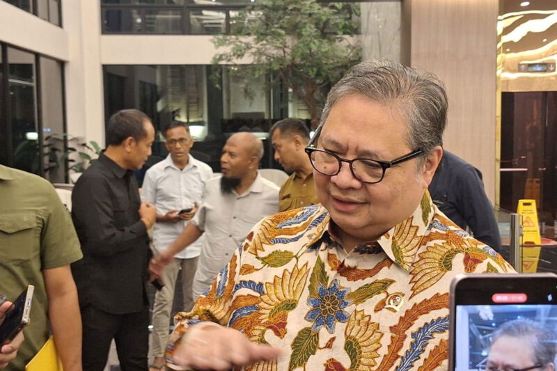 Menteri Koordinator Bidang Perekonomian Airlangga Hartarto usai mengadakan rapat dengan OJK di Kantor Kementerian Koordinator Bidang Perekonomian, Selasa (14/7/2026).(KOMPAS.com/ AGUSTINUS RANGGA RESPATI)