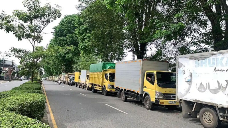 Antrean panjang kendaraan di sejumlah Stasiun Pengisian Bahan Bakar Umum (SPBU) di Kota Jambi, beberapa waktu lalu. 