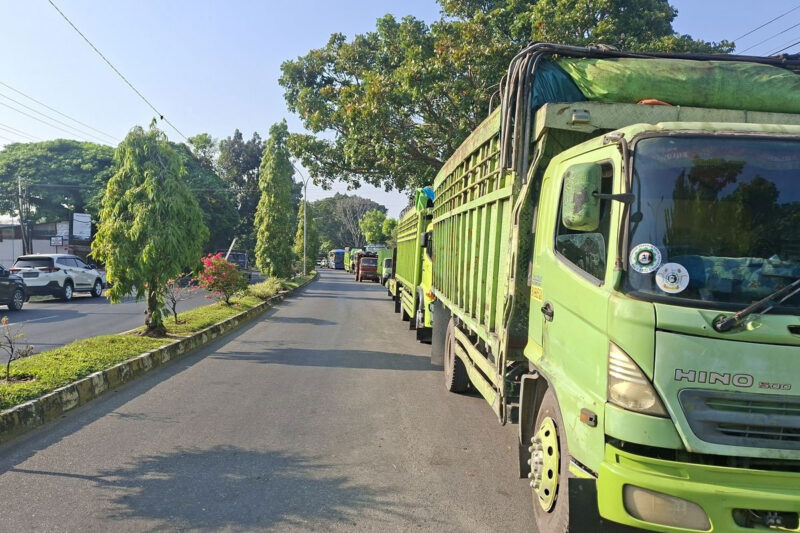 Antrean kendaraan angkutan terlihat memanjang di SPBU KM 6,5 Kota Bengkulu, Sabtu (18/7/2026)(Firmansyah/KOMPAS.com)