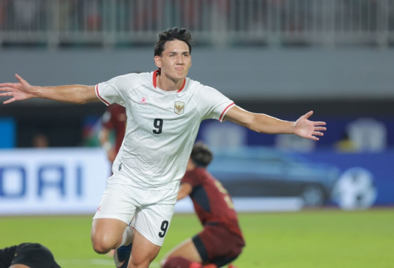 Selebrasi penyerang timnas Indonesia, Mitchell Baker saat berhasil mencetak gol ke gawang Kamboja pada pertandingan ASEAN Championship 2026 di Stadion Stadion Pakansari, Cibinong, Kabupaten Bogor, Senin (27/7/2026). (KOMPAS.com/ANTONIUS ADITYA MAHENDRA)