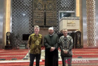 Asisten Menteri Luar Negeri dan Perdagangan Australia Matt Thistlethwaite (kanan), Pemimpin Australian National Imams Council (ANIC) Imam Shadi Alsuleiman (tengah), dan Duta Besar Australia untuk Indonesia Rod Brazier (kiri) saat mengunjungi Masjid Istiqlal, Jakarta, Rabu (15/7/2026). (ANTARA/KUNTUM KHAIRA RISWAN)