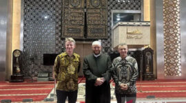 Asisten Menteri Luar Negeri dan Perdagangan Australia Matt Thistlethwaite (kanan), Pemimpin Australian National Imams Council (ANIC) Imam Shadi Alsuleiman (tengah), dan Duta Besar Australia untuk Indonesia Rod Brazier (kiri) saat mengunjungi Masjid Istiqlal, Jakarta, Rabu (15/7/2026). (ANTARA/KUNTUM KHAIRA RISWAN)