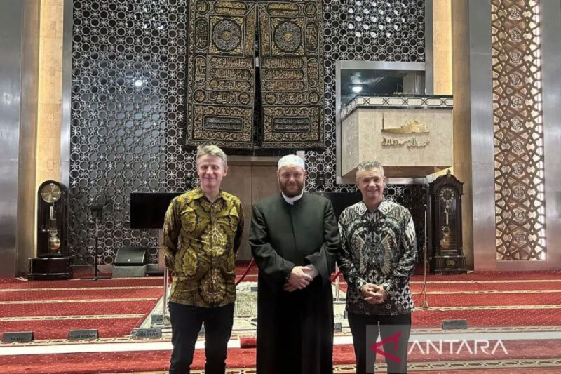 Asisten Menteri Luar Negeri dan Perdagangan Australia Matt Thistlethwaite (kanan), Pemimpin Australian National Imams Council (ANIC) Imam Shadi Alsuleiman (tengah), dan Duta Besar Australia untuk Indonesia Rod Brazier (kiri) saat mengunjungi Masjid Istiqlal, Jakarta, Rabu (15/7/2026). (ANTARA/KUNTUM KHAIRA RISWAN)