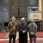 Asisten Menteri Luar Negeri dan Perdagangan Australia Matt Thistlethwaite (kanan), Pemimpin Australian National Imams Council (ANIC) Imam Shadi Alsuleiman (tengah), dan Duta Besar Australia untuk Indonesia Rod Brazier (kiri) saat mengunjungi Masjid Istiqlal, Jakarta, Rabu (15/7/2026). (ANTARA/KUNTUM KHAIRA RISWAN)