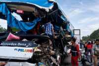 Petugas kepolisian melakukan proses evakuasi korban kecelakaan bus Pelangi di Jalan Tol Permai, Riau, Selasa (7/7/2026).(KOMPAS.COM/Dok. Ditlantas Polda Riau.)