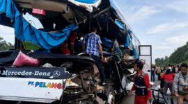Petugas kepolisian melakukan proses evakuasi korban kecelakaan bus Pelangi di Jalan Tol Permai, Riau, Selasa (7/7/2026).(KOMPAS.COM/Dok. Ditlantas Polda Riau.)