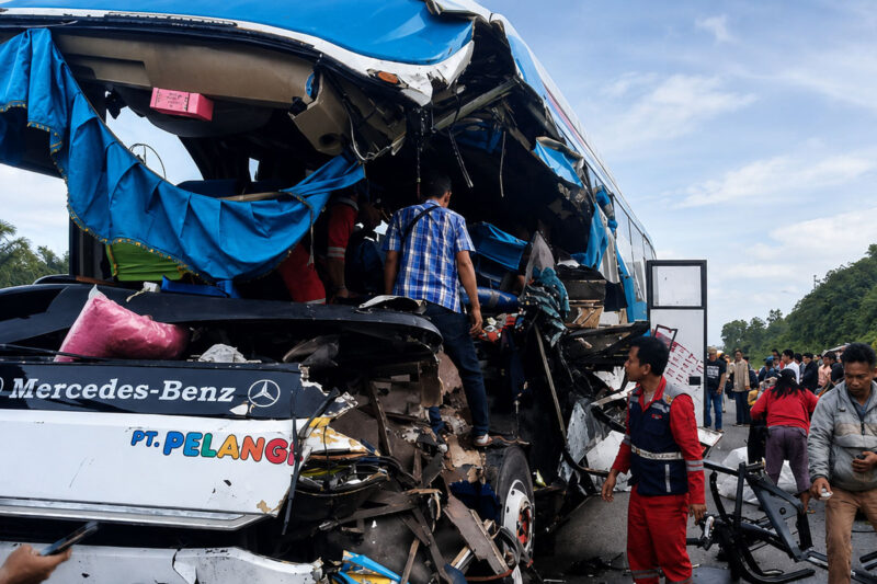 Petugas kepolisian melakukan proses evakuasi korban kecelakaan bus Pelangi di Jalan Tol Permai, Riau, Selasa (7/7/2026).(KOMPAS.COM/Dok. Ditlantas Polda Riau.)