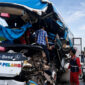 Petugas kepolisian melakukan proses evakuasi korban kecelakaan bus Pelangi di Jalan Tol Permai, Riau, Selasa (7/7/2026).(KOMPAS.COM/Dok. Ditlantas Polda Riau.)