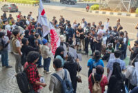 Sejumlah massa yang tergabung dalam koalisi masyarakat sipil bernama MBG Watch menggelar aksi unjuk rasa di depan Gedung Kejaksaan Agung (Kejagung), Jalan Panglima Polim, Kebayoran Baru, Jakarta Selatan, Rabu (15/7/2026).(KOMPAS.com/NICHOLAS RYAN ADITYA)
