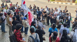 Sejumlah massa yang tergabung dalam koalisi masyarakat sipil bernama MBG Watch menggelar aksi unjuk rasa di depan Gedung Kejaksaan Agung (Kejagung), Jalan Panglima Polim, Kebayoran Baru, Jakarta Selatan, Rabu (15/7/2026).(KOMPAS.com/NICHOLAS RYAN ADITYA)