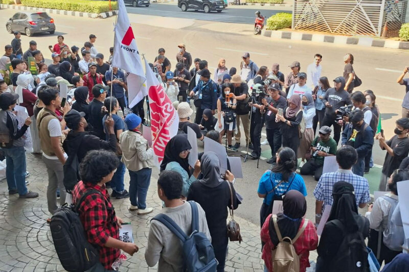 Sejumlah massa yang tergabung dalam koalisi masyarakat sipil bernama MBG Watch menggelar aksi unjuk rasa di depan Gedung Kejaksaan Agung (Kejagung), Jalan Panglima Polim, Kebayoran Baru, Jakarta Selatan, Rabu (15/7/2026).(KOMPAS.com/NICHOLAS RYAN ADITYA)
