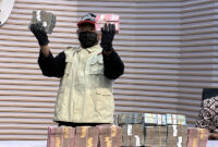Komisi Pemberantasan Korupsi (KPK) menyita barang bukti senilai Rp 9,6 miliar dalam Operasi Tangkap Tangan (OTT) yang menjerat Bupati Lombok Barat, Lalu Ahmad Zaini dan sejumlah pihak lainnya.(KOMPAS.com/HARYANTI PUSPA SARI )