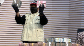 Komisi Pemberantasan Korupsi (KPK) menyita barang bukti senilai Rp 9,6 miliar dalam Operasi Tangkap Tangan (OTT) yang menjerat Bupati Lombok Barat, Lalu Ahmad Zaini dan sejumlah pihak lainnya.(KOMPAS.com/HARYANTI PUSPA SARI )