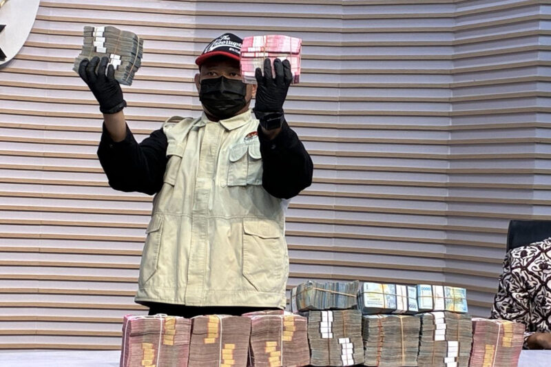 Komisi Pemberantasan Korupsi (KPK) menyita barang bukti senilai Rp 9,6 miliar dalam Operasi Tangkap Tangan (OTT) yang menjerat Bupati Lombok Barat, Lalu Ahmad Zaini dan sejumlah pihak lainnya.(KOMPAS.com/HARYANTI PUSPA SARI )
