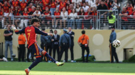 Aksi penyerang timnas Spanyol Ferran Torres saat mencetak gol ke gawang timnas Argentina dalam laga final Piala Dunia 2026 di Stadion MetLife, New Jersey, Amerika Serikat, pada Minggu (19/7/2026). (Foto oleh ODD ANDERSEN/AFP)(AFP/ODD ANDERSEN)