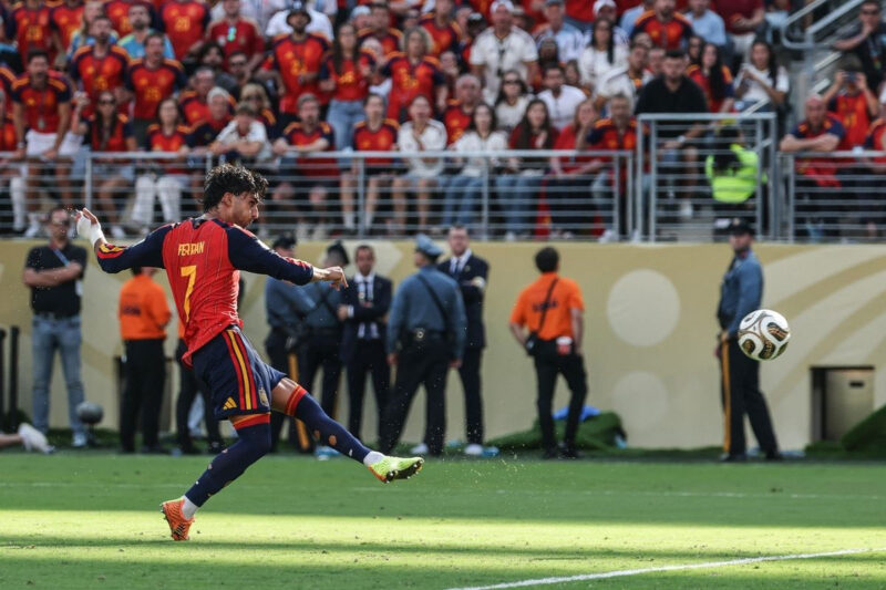 Aksi penyerang timnas Spanyol Ferran Torres saat mencetak gol ke gawang timnas Argentina dalam laga final Piala Dunia 2026 di Stadion MetLife, New Jersey, Amerika Serikat, pada Minggu (19/7/2026). (Foto oleh ODD ANDERSEN/AFP)(AFP/ODD ANDERSEN)