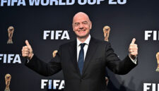 Presiden FIFA Gianni Infantino saat tiba untuk peluncuran kampanye Piala Dunia 2026 #WeAre26 di Los Angeles, Negara Bagian California, 17 Mei 2023.(AFP/FREDERIC J BROWN)