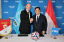 Presiden FIFA Gianni Infantino dan Presiden Persatuan Sepak Bola Indonesia (PSSI) Erick Thorir berjabat tangan pada 17 Juni 2025 di Miami, Florida.(FIFA via Getty Images/Carmen Mandato)