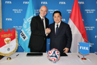 Presiden FIFA Gianni Infantino dan Presiden Persatuan Sepak Bola Indonesia (PSSI) Erick Thorir berjabat tangan pada 17 Juni 2025 di Miami, Florida.(FIFA via Getty Images/Carmen Mandato)