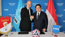 Presiden FIFA Gianni Infantino dan Presiden Persatuan Sepak Bola Indonesia (PSSI) Erick Thorir berjabat tangan pada 17 Juni 2025 di Miami, Florida.(FIFA via Getty Images/Carmen Mandato)