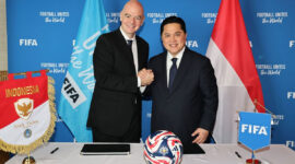 Presiden FIFA Gianni Infantino dan Presiden Persatuan Sepak Bola Indonesia (PSSI) Erick Thorir berjabat tangan pada 17 Juni 2025 di Miami, Florida.(FIFA via Getty Images/Carmen Mandato)