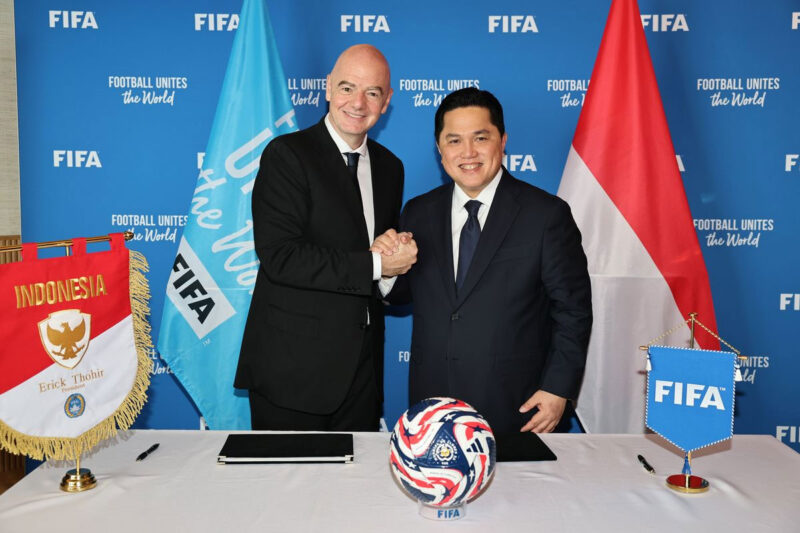 Presiden FIFA Gianni Infantino dan Presiden Persatuan Sepak Bola Indonesia (PSSI) Erick Thorir berjabat tangan pada 17 Juni 2025 di Miami, Florida.(FIFA via Getty Images/Carmen Mandato)