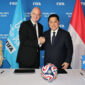 Presiden FIFA Gianni Infantino dan Presiden Persatuan Sepak Bola Indonesia (PSSI) Erick Thorir berjabat tangan pada 17 Juni 2025 di Miami, Florida.(FIFA via Getty Images/Carmen Mandato)