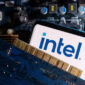 Ilustrasi logo Intel. Saham Intel melonjak hingga 28 persen pada pembukaan pasar Kamis (18/9/2025) setelah Nvidia mengumumkan akan membeli saham senilai 5 miliar dollar AS sebagai bagian dari kemitraan kedua perusahaan pembuat chip itu. (Reuters)