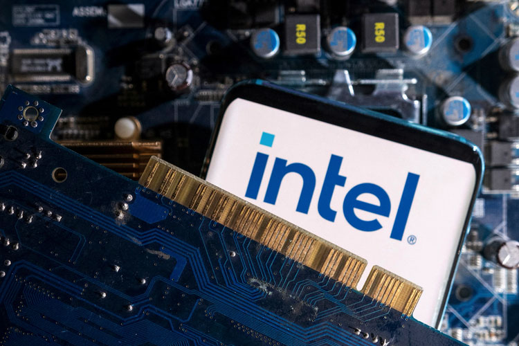 Ilustrasi logo Intel. Saham Intel melonjak hingga 28 persen pada pembukaan pasar Kamis (18/9/2025) setelah Nvidia mengumumkan akan membeli saham senilai 5 miliar dollar AS sebagai bagian dari kemitraan kedua perusahaan pembuat chip itu. (Reuters)