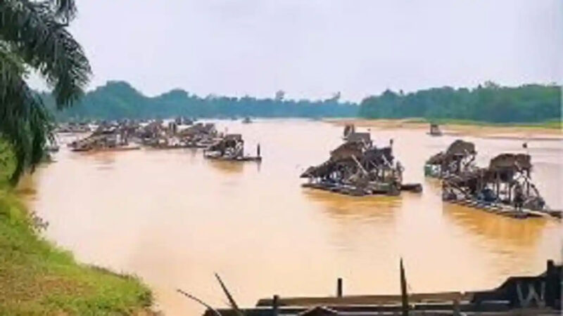 Rakit PETI Kabur saat dirazia di Tebo Jambi. Pemandangan luar biasa yang terekam kamera warga di Kabupaten Tebo, Jambi, mendadak viral dan menjadi perbincangan hangat netizen. 