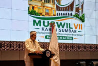 Gubernur Jawa Barat Dedi Mulyadi menyampaikan sambutan pada pembukaan Musyawarah Wilayah VII Korps Alumni Himpunan Mahasiswa Islam (KAHMI) Sumatera Barat di Auditorium Universitas Negeri Padang, Kota Padang, Sabtu (18/07/2026). Dalam kesempatan itu, Dedi menyoroti pengelolaan sumber daya alam, penguatan sektor pariwisata, serta pentingnya pelestarian budaya sebagai modal pembangunan daerah.(KOMPAS.COM/DHARMA HARISA)