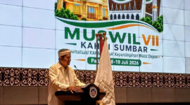 Gubernur Jawa Barat Dedi Mulyadi menyampaikan sambutan pada pembukaan Musyawarah Wilayah VII Korps Alumni Himpunan Mahasiswa Islam (KAHMI) Sumatera Barat di Auditorium Universitas Negeri Padang, Kota Padang, Sabtu (18/07/2026). Dalam kesempatan itu, Dedi menyoroti pengelolaan sumber daya alam, penguatan sektor pariwisata, serta pentingnya pelestarian budaya sebagai modal pembangunan daerah.(KOMPAS.COM/DHARMA HARISA)