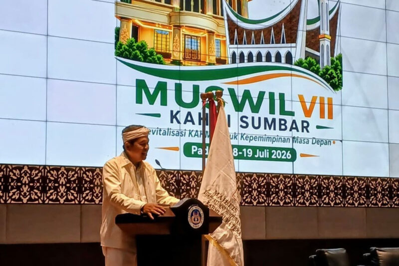 Gubernur Jawa Barat Dedi Mulyadi menyampaikan sambutan pada pembukaan Musyawarah Wilayah VII Korps Alumni Himpunan Mahasiswa Islam (KAHMI) Sumatera Barat di Auditorium Universitas Negeri Padang, Kota Padang, Sabtu (18/07/2026). Dalam kesempatan itu, Dedi menyoroti pengelolaan sumber daya alam, penguatan sektor pariwisata, serta pentingnya pelestarian budaya sebagai modal pembangunan daerah.(KOMPAS.COM/DHARMA HARISA)