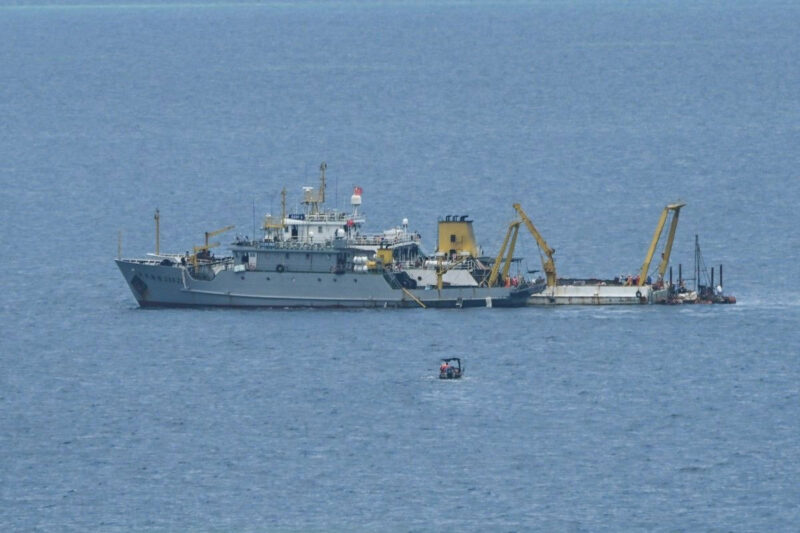 Kapal-kapal yang diidentifikasi oleh Penjaga Pantai Filipina sebagai kapal penelitian China terlihat di Scarborough Shoal di Laut Cina Selatan yang disengketakan pada 15 Juni 2026. (AFP/JAM STA ROSA)