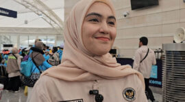 Juru Bicara Kemenhaj RI Maria Assegaf di Bandara Madinah.(Pythag Kurniati/MCH 2026)